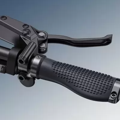 Punho de bicicleta preto com manete de travão e indicador de mudanças