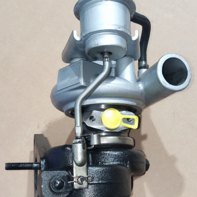 Turbocompressor metálico cinza e preto com detalhe amarelo