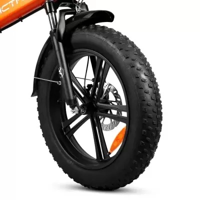 Roda dianteira de bicicleta elétrica com pneu grosso preto e estrutura laranja