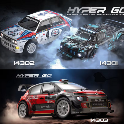 Três carros de rádio controlo Hyper Go em várias cores e estilos com logotipos e números de modelo