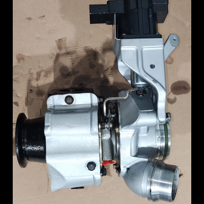 Turbo metálico prateado e preto sobre papel castanho com manchas