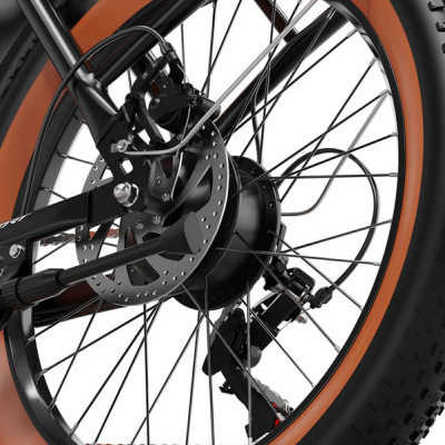 Roda traseira de bicicleta com aro laranja e disco de travão