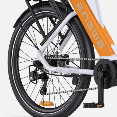 Roda traseira de bicicleta elétrica ENGAUGE branca com bateria laranja e bagageira preta.