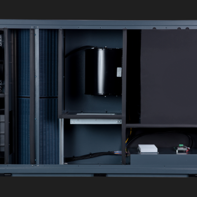 Unidade de ventilação mecânica com filtros azuis e estrutura metálica cinzenta