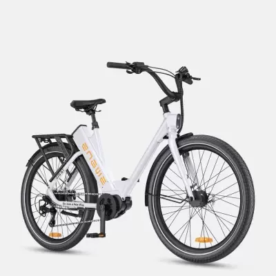 Bicicleta elétrica branca ENGWE com detalhes pretos e inscrições no quadro