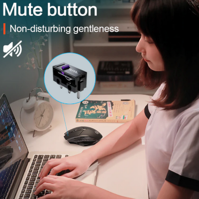 Pessoa a usar portátil com rato preto numa mesa branca com relógio, livro e ilustração de botão de silêncio.