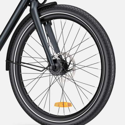 Roda dianteira de bicicleta preta com refletor e disco de travão