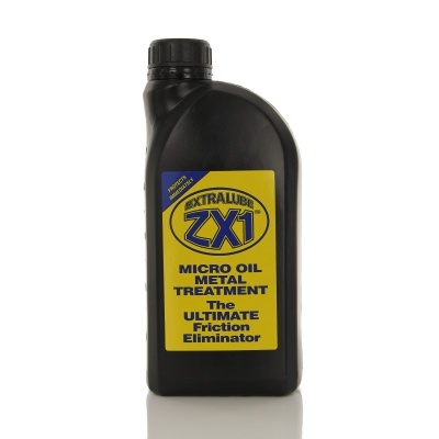 Frasco preto de plástico com etiqueta amarela e azul de produto ZX1 Micro Oil Metal Treatment