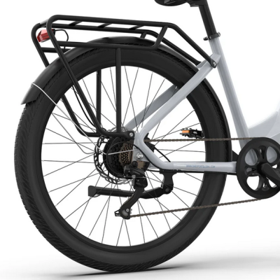 Roda traseira de bicicleta cinza com portaequipagem e pneumático preto