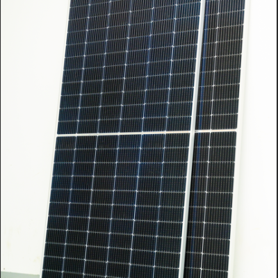 Dois painéis solares encostados numa parede interior.