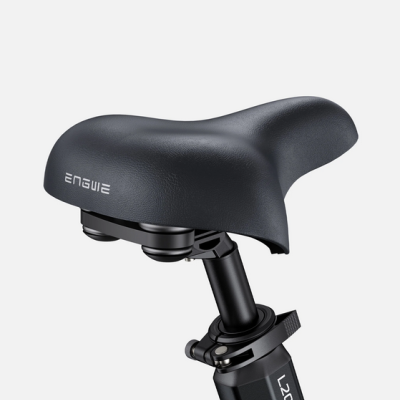 Selim de bicicleta preto com suporte e inscrições ENGWE e L20 3.0 Boost