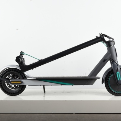 Trotinete elétrica dobrável preta e cinzenta com rodas sólidas e detalhes verdes