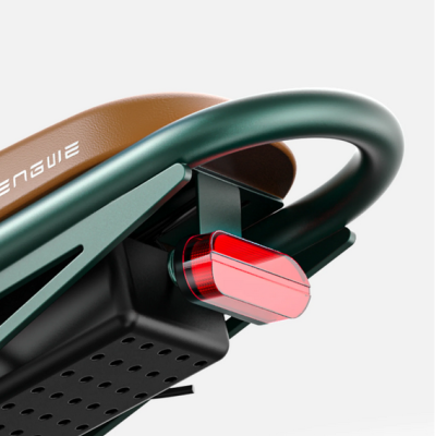 Detalhe traseiro de bicicleta com assento castanho e luz vermelha