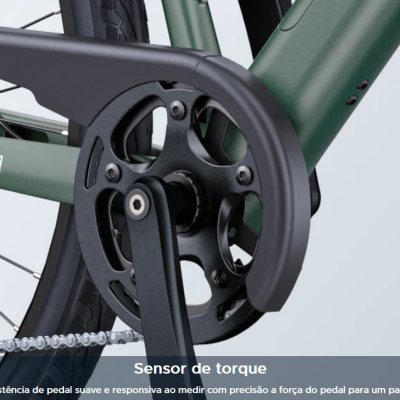 Bicicleta verde com sistema de transmissão e proteção da corrente preta