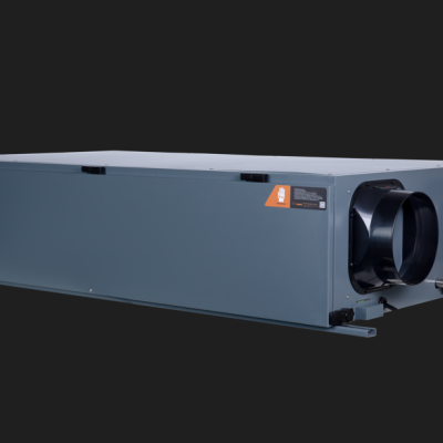 Unidade de ventilação cinzenta com duas saídas pretas e etiquetas coloridas.