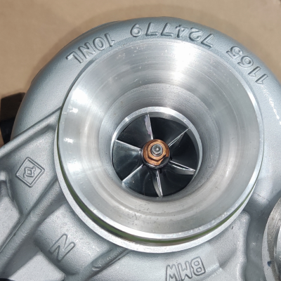 Turbina metálica prateada com inscrições gravadas e lâminas visíveis