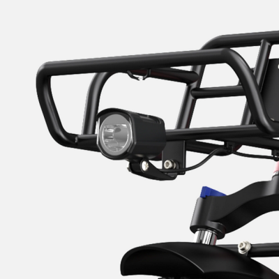 Parte frontal de bicicleta elétrica preta com estrutura metálica e pneu grosso