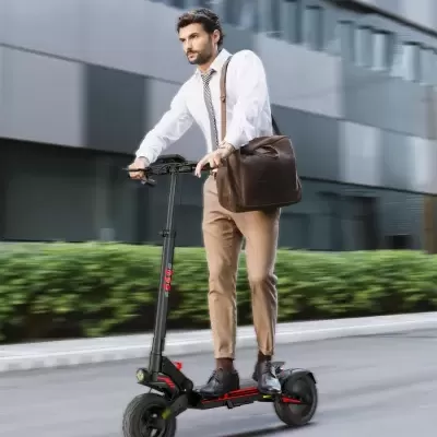 Homem formal numa trotinete elétrica preta com detalhes vermelhos