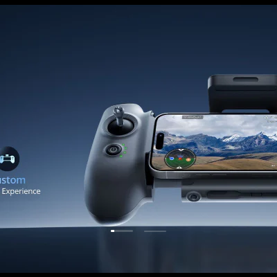 Comando remoto cinzento com suporte para telemóvel mostrando jogo e texto promocional