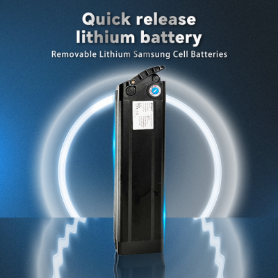 Bateria de lítio preta removível com etiqueta branca e fundo azul com anel luminoso.