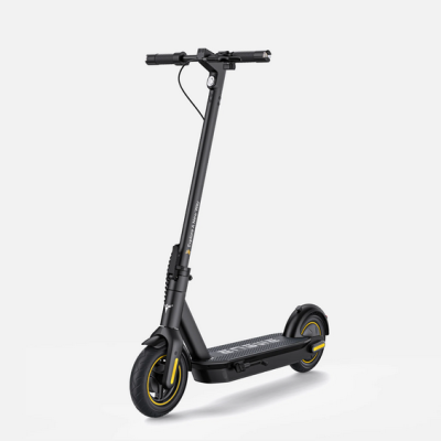 Trotinete elétrica preta Segway Ninebot com detalhes amarelos