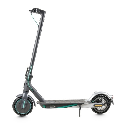 Trotinete elétrica preta e cinza com detalhes verdes vista lateral