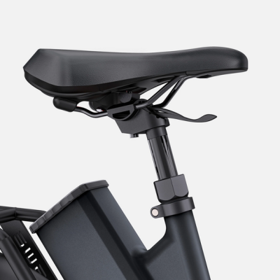 Assento preto de bicicleta com suporte e bateria cinza escuro