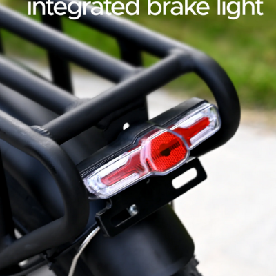 Luz traseira LED integrada a bicicleta com texto explicativo branca.