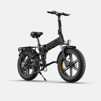 Bicicleta elétrica preta dobrável com pneus largos e bagageira