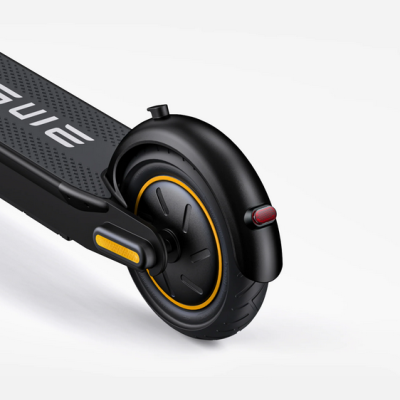 Parte traseira de trotinetes elétricas pretas com roda amarela e preta