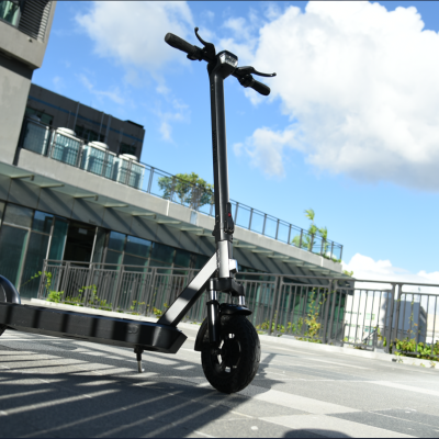 Trotinete elétrica preta em ambiente urbano exterior