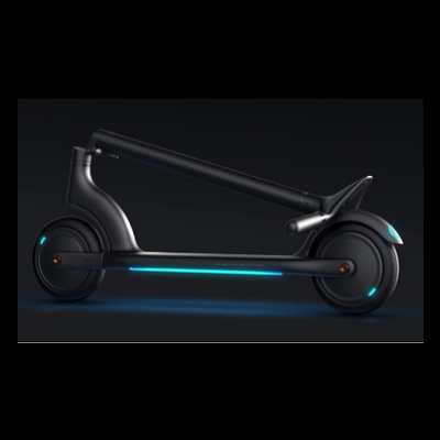 Trotinete elétrica dobrável preta com luzes LED azuis e design moderno