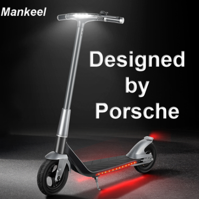 Trotinete elétrica cinzenta com luzes LED vermelhas e texto 'Designed by Porsche'