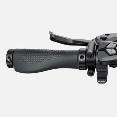 Empunhadura de bicicleta preta com comandos e manete de travão