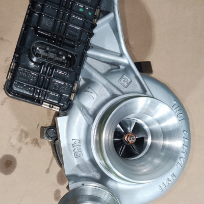 Turbo de metal prateado com componente preto de plástico