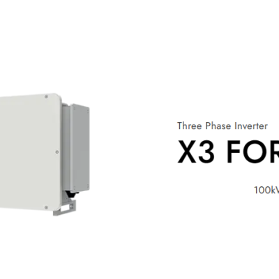 Inversor trifásico X3 FORTH cinza claro com logo SOLAX POWER