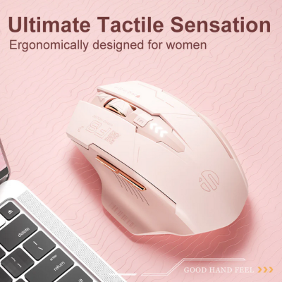 Rato ergonómico rosa claro ao lado de teclado prateado.