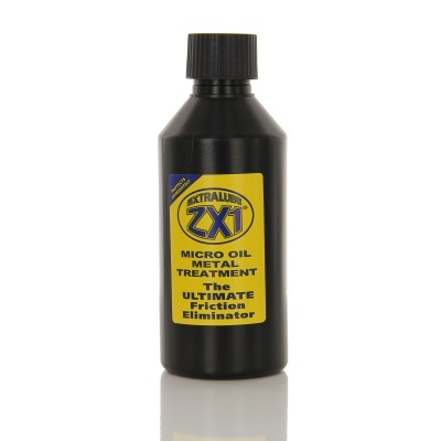 Frasco preto com rótulo amarelo e texto ZX1