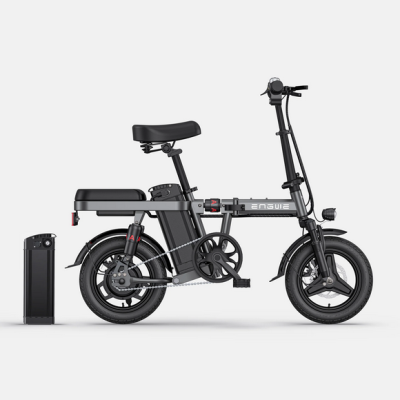 Bicicleta elétrica dobrável ENGWE cinza com bateria destacável ao lado