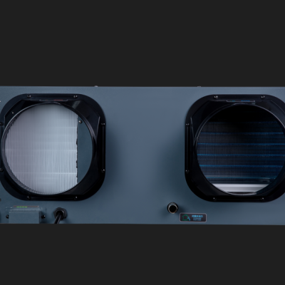 Unidade industrial cinza com duas aberturas circulares para ventilação