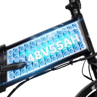 Bicicleta elétrica preta com bateria interna destacada e texto 48V55AH