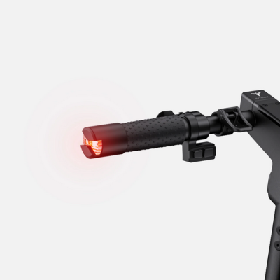 Punho preto com luz traseira vermelha num guidão metálico