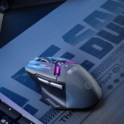 Rato gaming cinza escuro com luzes LED roxas sobre tapete azul e teclado