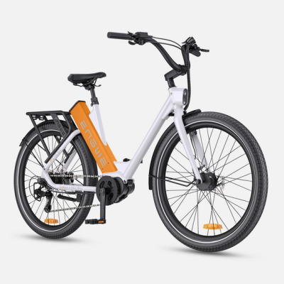 Bicicleta elétrica branca e laranja com pneus e assento pretos, suporte traseiro e texto ENGWE no quadro