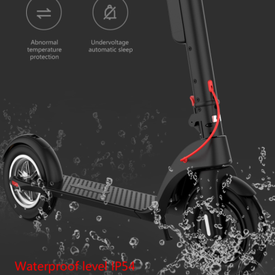 Patinete elétrico preto com detalhes vermelhos e texto sobre recursos de segurança e impermeabilidade