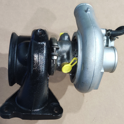 Turbo metálico preto e cinza com detalhes amarelos sobre fundo bege