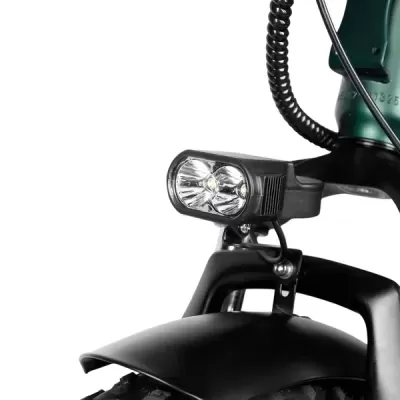 Farol dianteiro preto com duas lâmpadas LED em bicicleta ou scooter elétrica, acima do guarda-lamas preto e pneu grosso.