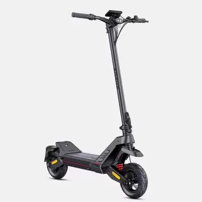 Trotinete elétrica preta com pneus largos e luz frontal dupla