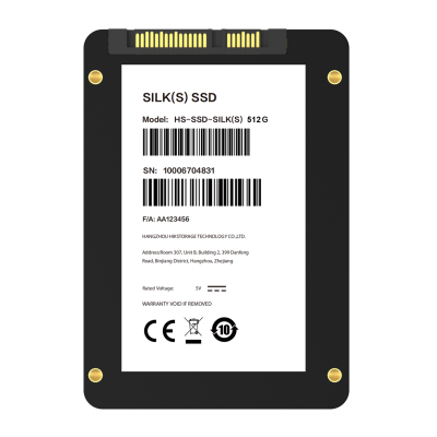 Unidade de armazenamento SSD preta com etiqueta branca com texto e códigos de barras legíveis