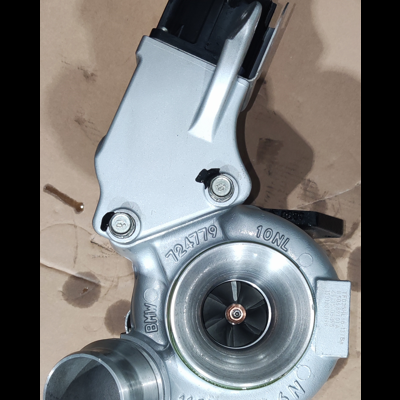 Turbo metálico prateado com detalhes em preto e inscrições BMW 124779 10NL 1165 6N1